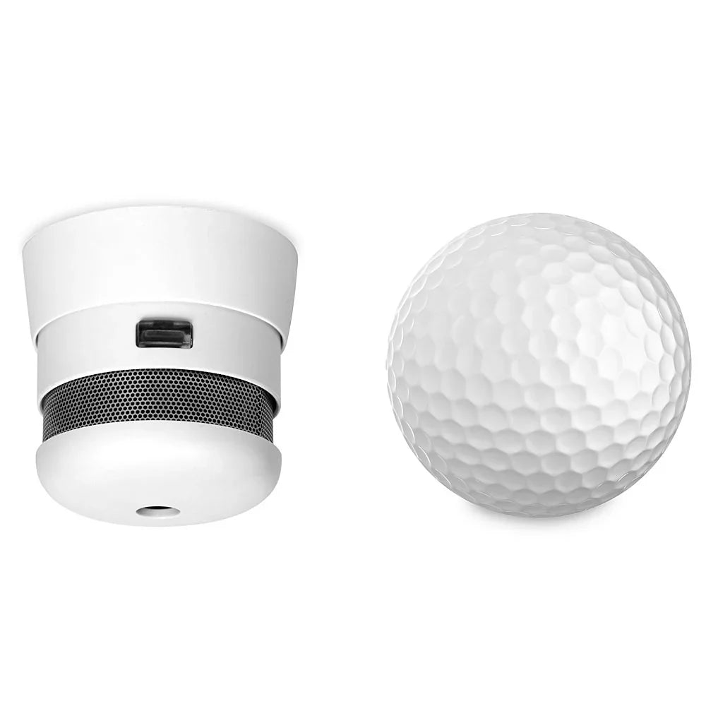 Røykvarsler og golfball side om side for størrelsessammenligning mot hvit bakgrunn