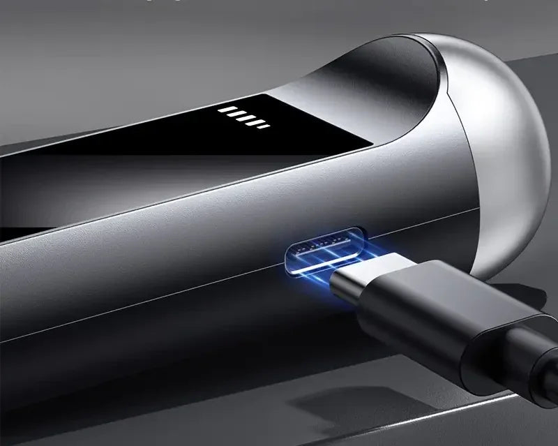 Nærbilde av elektronisk enhet med LED-display som lades med USB-C kabel, moderne design.