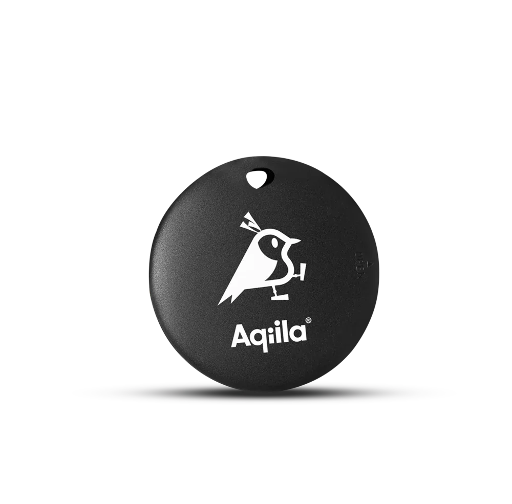 Svart Aqila sporingbrikke med hvit fugl-logo, nøkkelring for sikring av eiendeler.