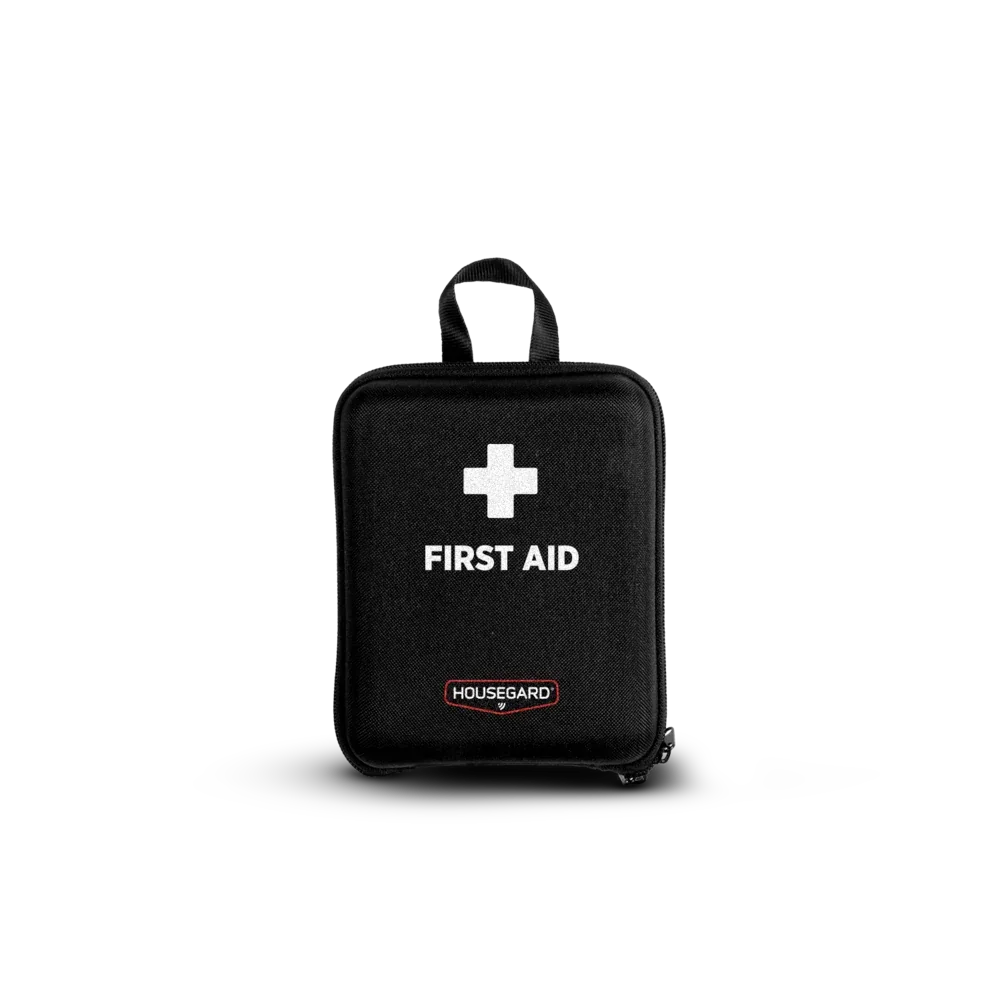 Sort førstehjelpsskrin med hvitt kors og teksten FIRST AID, sikkerhetsutstyr for hjem og bedrift.