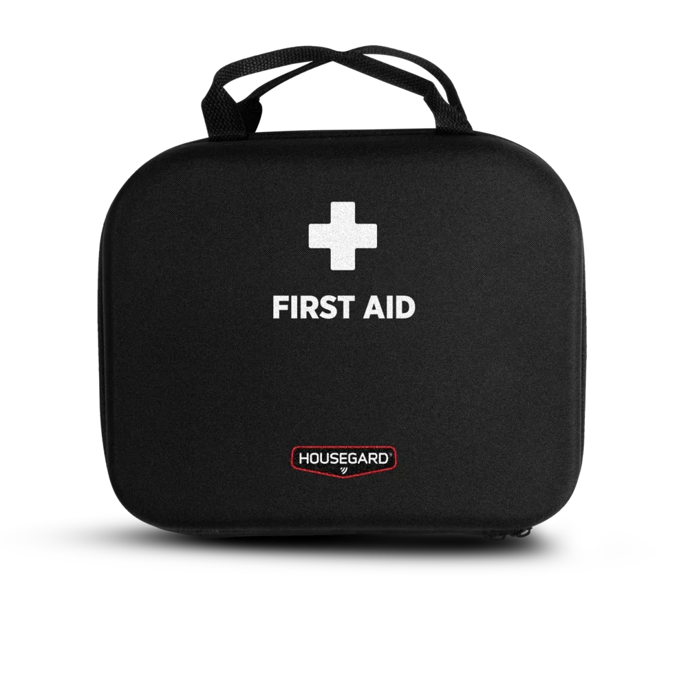 Førstehjelpsskrin med hvitt kors og teksten First Aid på svart bag, egnet for beredskap.