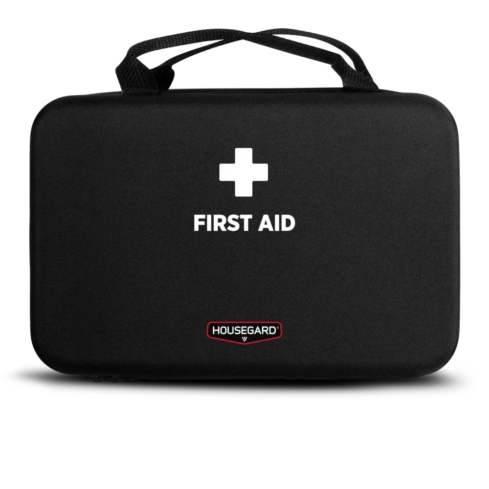 Førstehjelpsskrin i svart med hvitt kors og teksten First Aid, bærbar og praktisk.