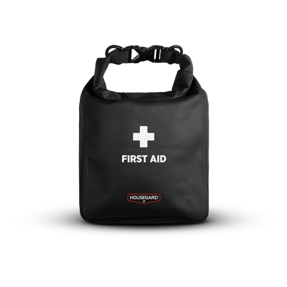 Sort førstehjelpspose med hvitt kors og teksten FIRST AID, sikkerhetsutstyr for nødhjelp.