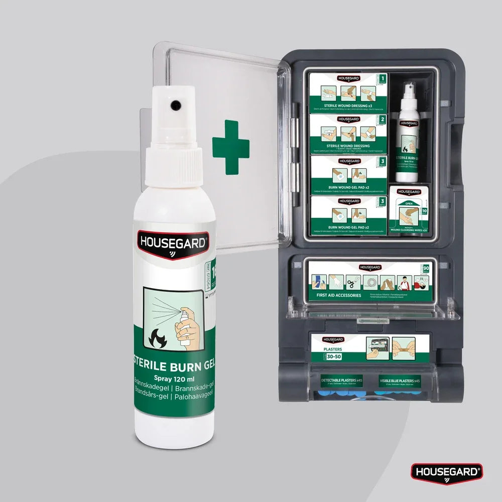 Førstehjelpsskrin med Housegard brannskadegel spray, utstyr for brannvern og sårbehandling.