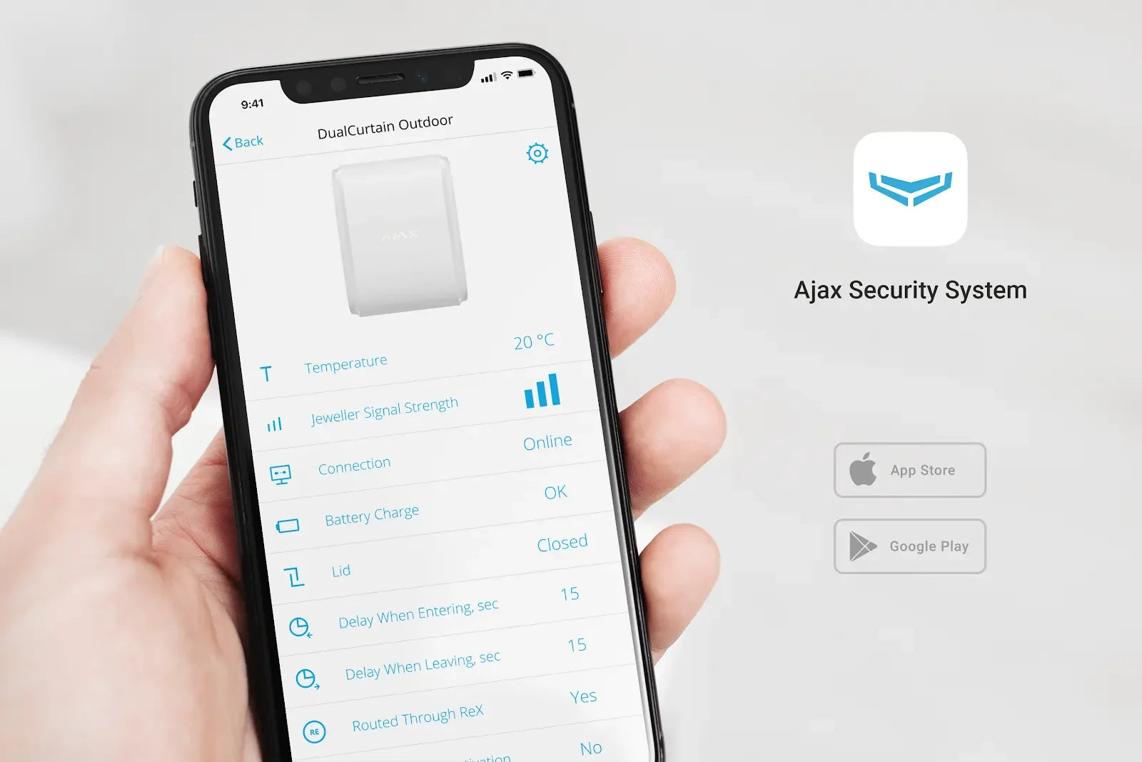 Hånd holder smarttelefon med Ajax Security System-app, viser status for DualCurtain Outdoor.