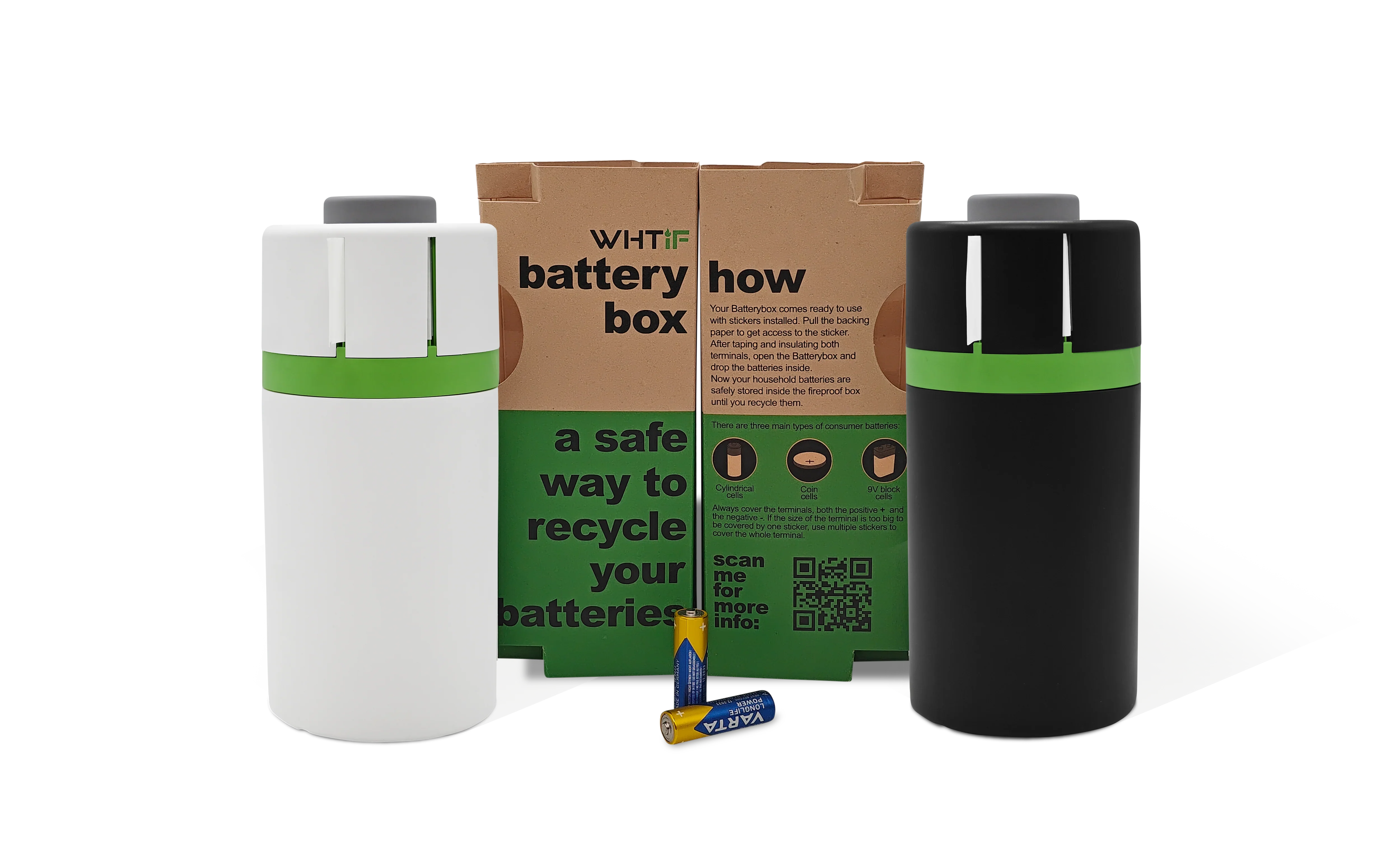 Batteribeholder sett i hvit og svart med pappeske for sikker resirkulering av batterier, samt løse batterier foran.