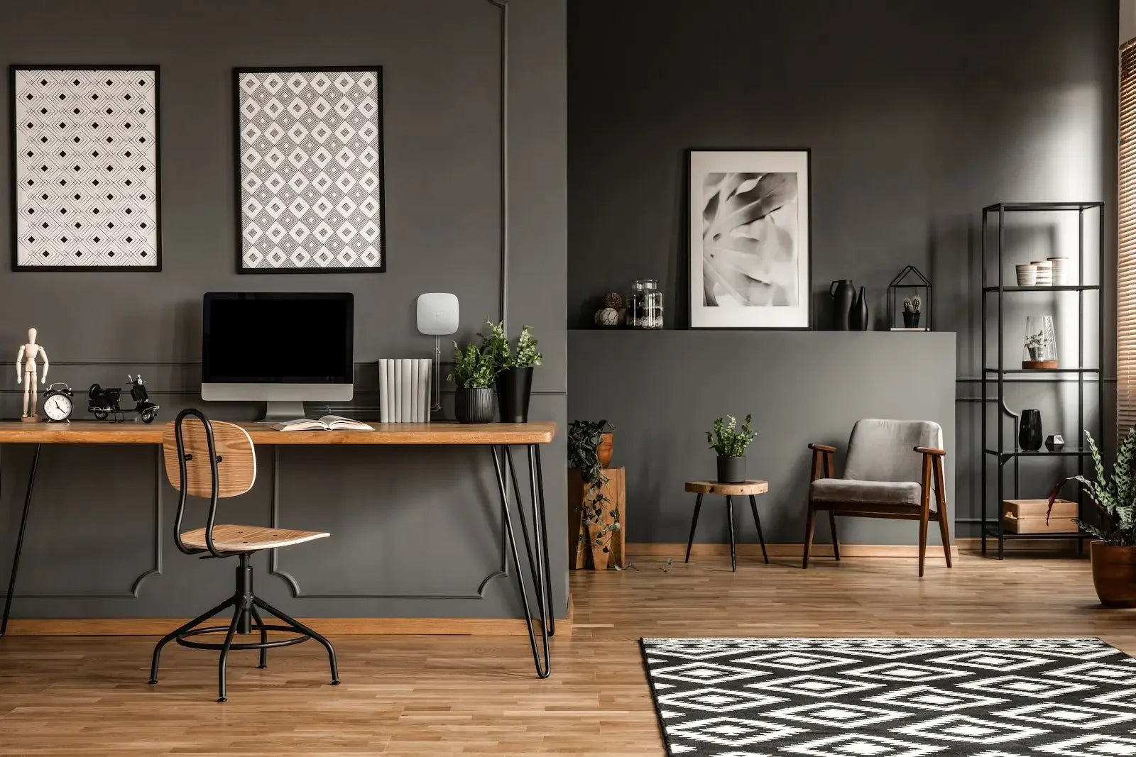 Moderne hjemmekontor med røykvarsler på veggen, stilrent interiør og grønne planter