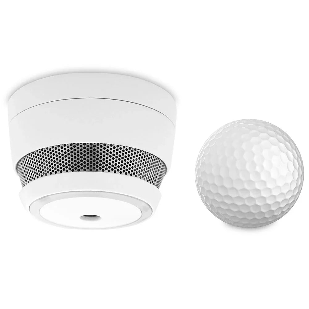 Røykvarsler 65mm sammenlignet med en golfball på hvit bakgrunn