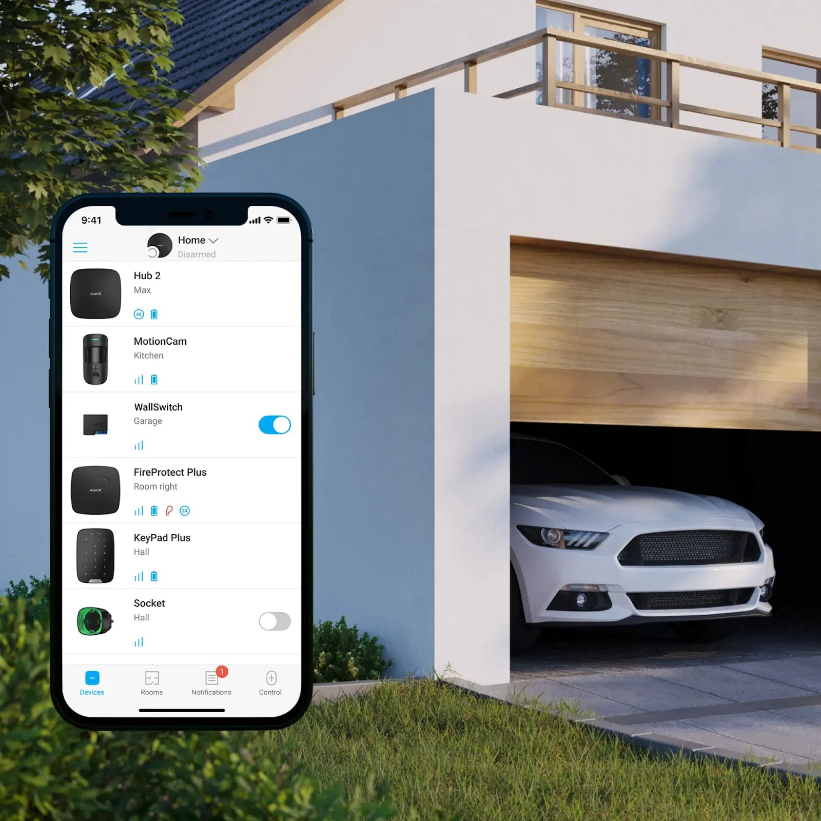 Smarttelefon viser sikkerhetsapp foran moderne hus med åpen garasje og bil parkert inne.