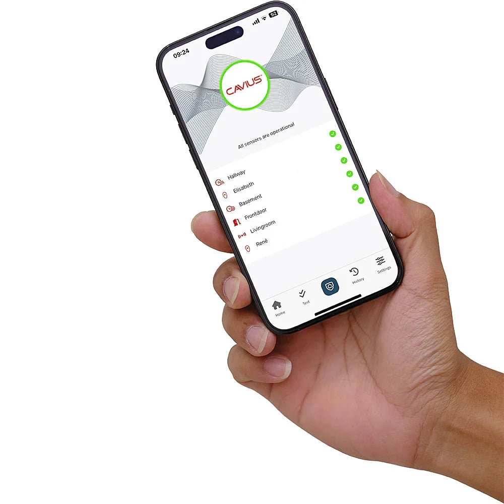 Hånd holder smarttelefon med Cavius app for brannsikkerhet og varsling på skjermen.