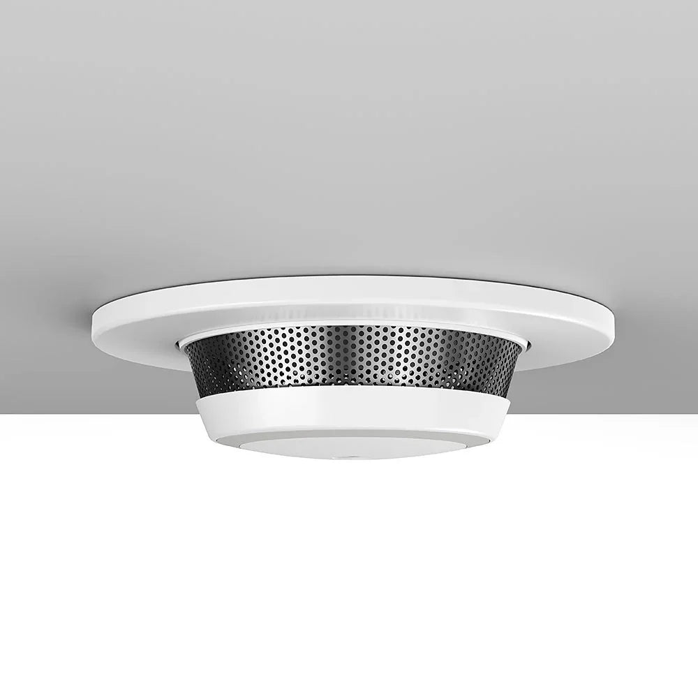 Innfelt trådløs røykvarsler montert i hvitt tak, moderne design for brannsikkerhet