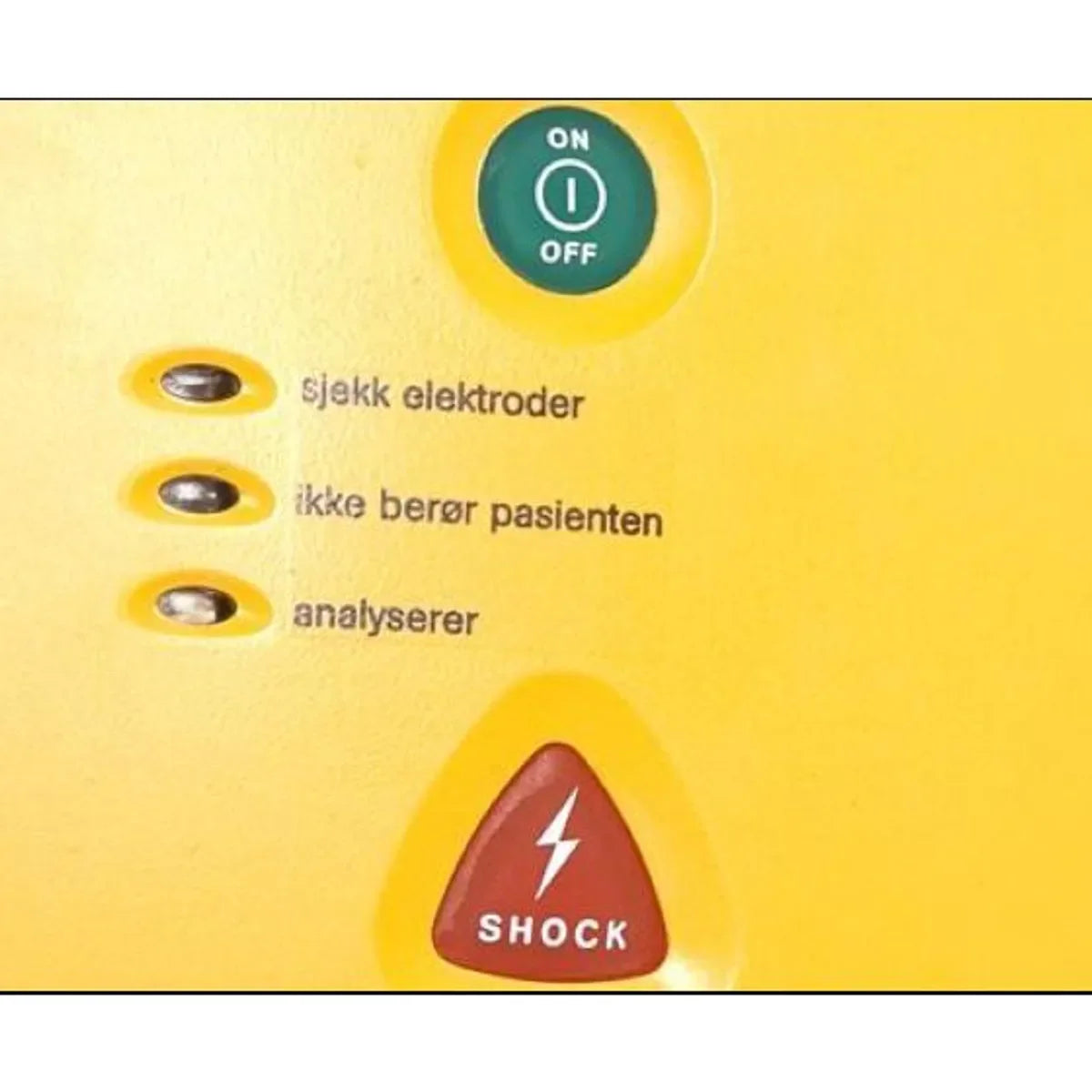 Nærbilde av hjertestarter med tydelige knapper og indikator, tekst på norsk for brukerveiledning.