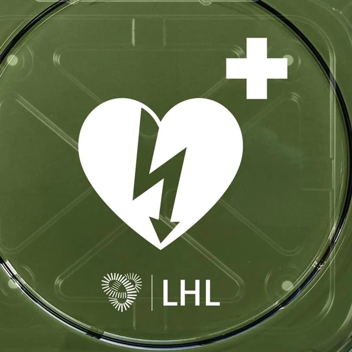 Nærbilde av hjertestartersymbol med hvitt hjerte og lyn, LHL-logo på grønn bakgrunn.