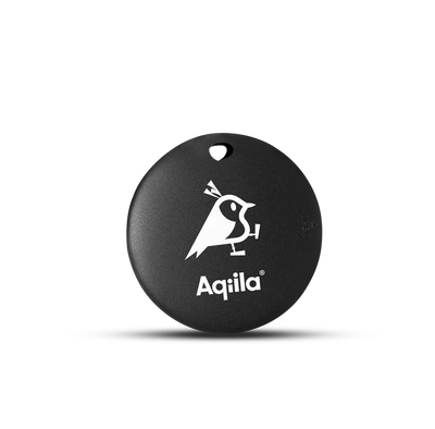 Svart Aqila sporingbrikke med hvit fugl-logo, nøkkelring for sikring av eiendeler.