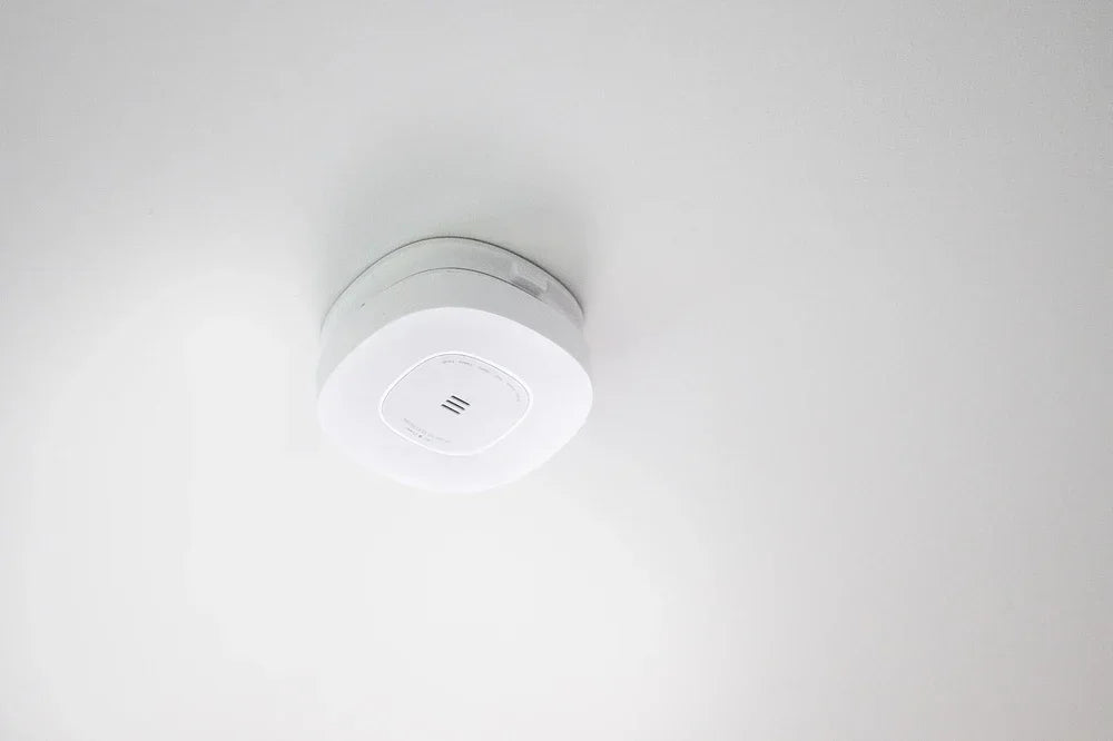 Optisk røykvarsler montert i tak, hvit design for brannsikkerhet i hjemmet