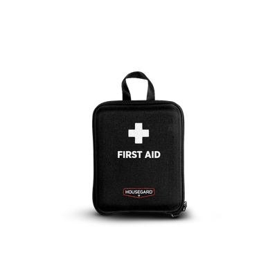 Sort førstehjelpsskrin med hvitt kors og teksten FIRST AID, sikkerhetsutstyr for hjem og bedrift.