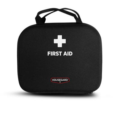 Førstehjelpsskrin med hvitt kors og teksten First Aid på svart bag, egnet for beredskap.