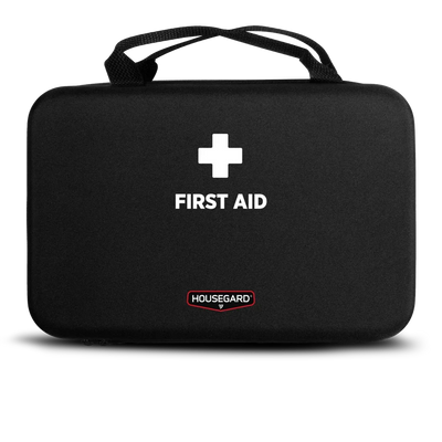 Førstehjelpsskrin i svart med hvitt kors og teksten First Aid, bærbar og praktisk.