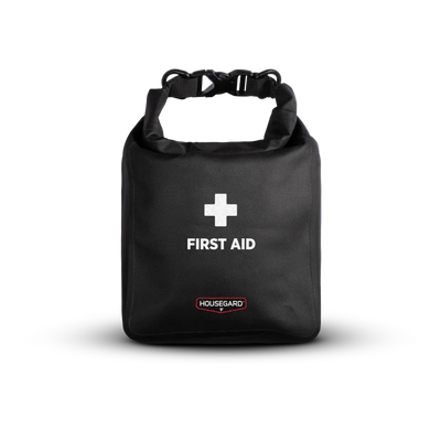 Sort førstehjelpspose med hvitt kors og teksten FIRST AID, sikkerhetsutstyr for nødhjelp.