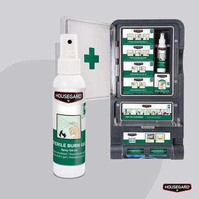Førstehjelpsskrin med Housegard brannskadegel spray, utstyr for brannvern og sårbehandling.