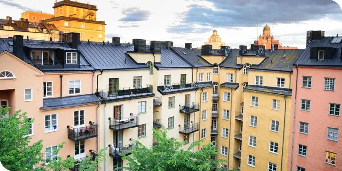 Leilighetsbygg med flere etasjer og balkonger, fokus på brannsikkerhet i borettslag