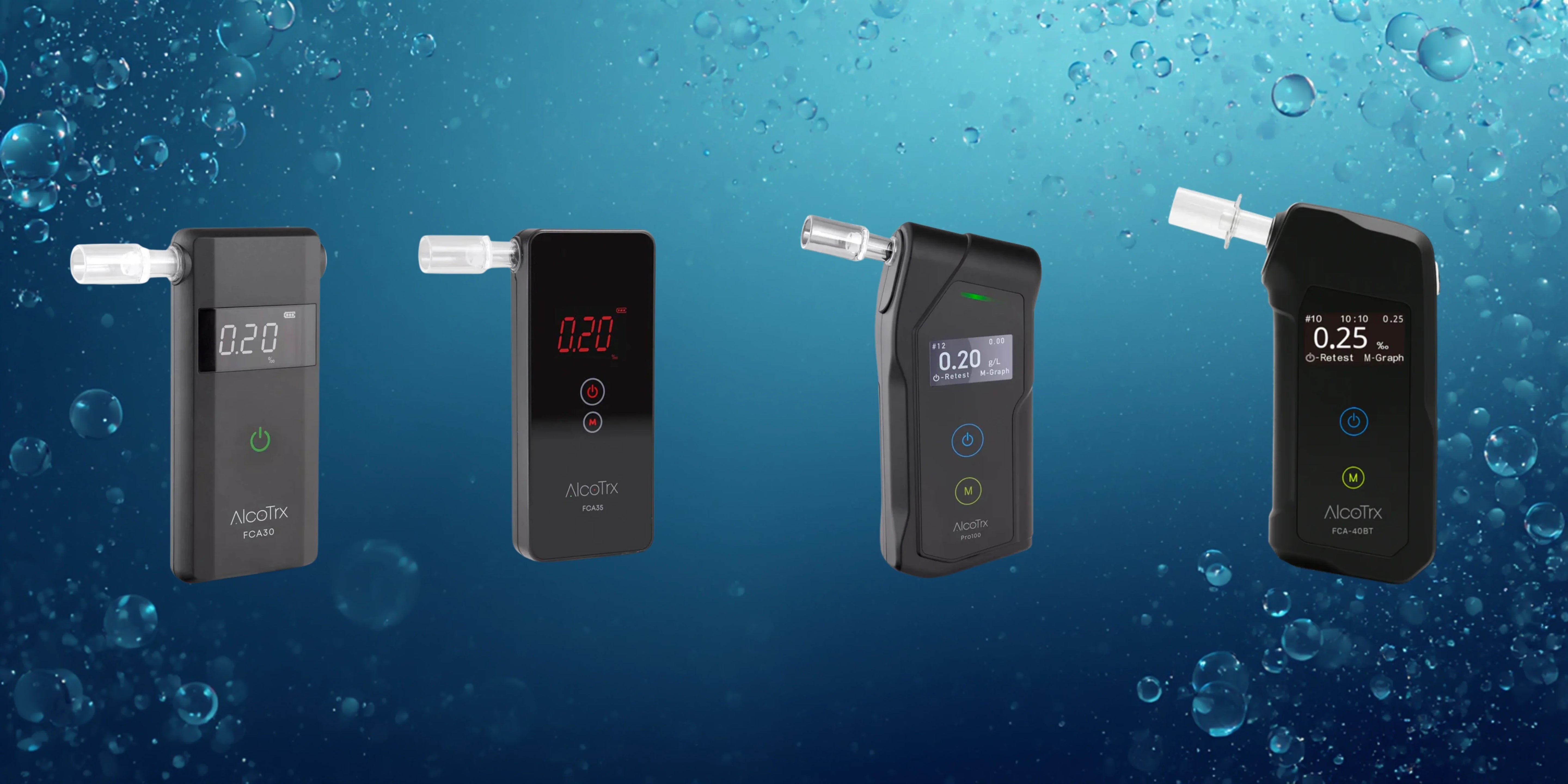 Fire digitale alkotestere fra AlcoTrx mot blå bakgrunn med vanndråper.