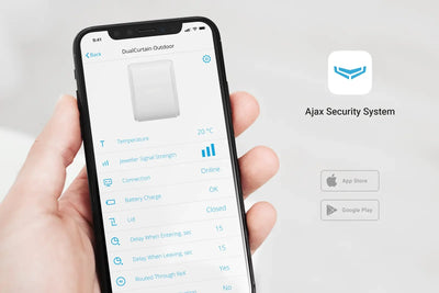 Hånd holder smarttelefon med Ajax Security System-app, viser status for DualCurtain Outdoor.