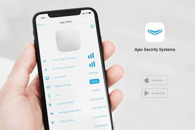 Hånd holder mobil med sikkerhetsapp for Ajax Hub 2 Plus, viser signalstyrke og status.