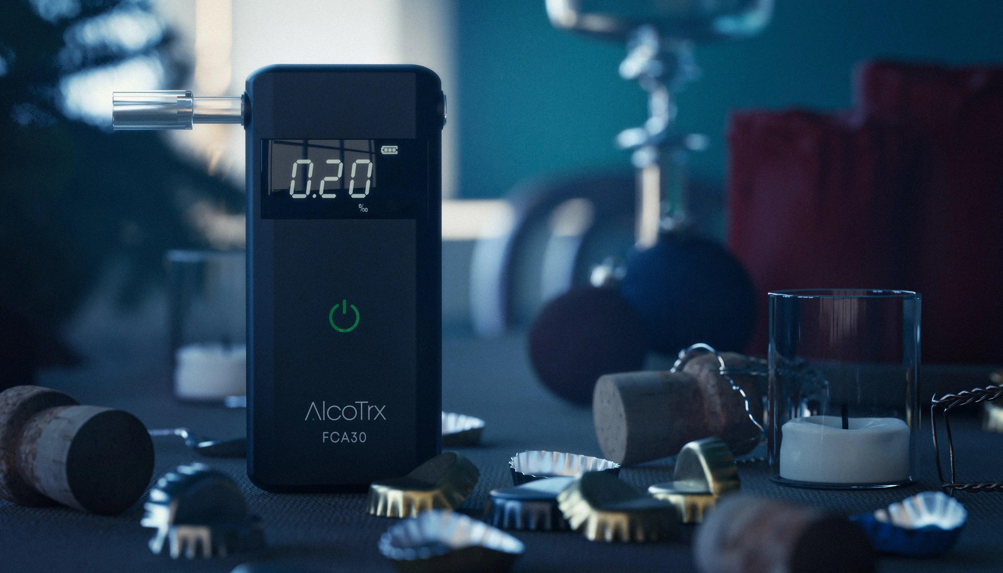 Alkometer AlcoTrx FCA30 på bord med korker, telys og julepynt, promillemåler vises