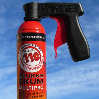 Slukkeskum multipro brannslukker med sprayhåndtak mot blå himmel