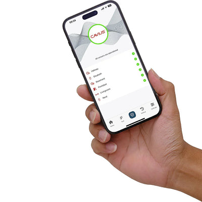 Hånd holder mobil med Cavius brannalarm app for overvåking av røykvarslere