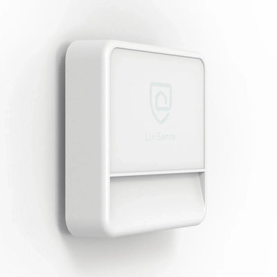 Hvitt LiviSense sikkerhetssensor montert på vegg, minimalistisk design, smart hjem-overvåking