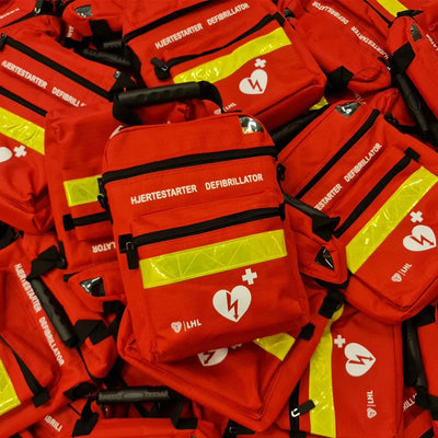 Røde hjertestarter-vesker med refleks og defibrillator-symbol, førstehjelpsutstyr