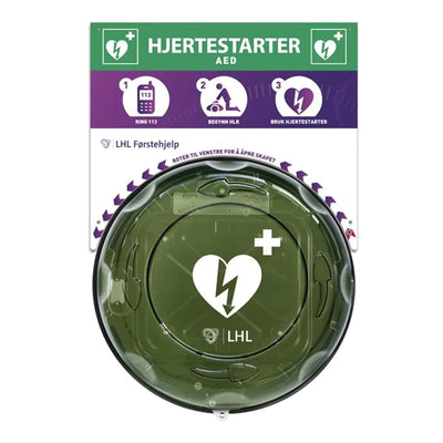 Vegghengt hjertestarter AED i grønt skap med tydelig førstehjelp og bruksanvisning.